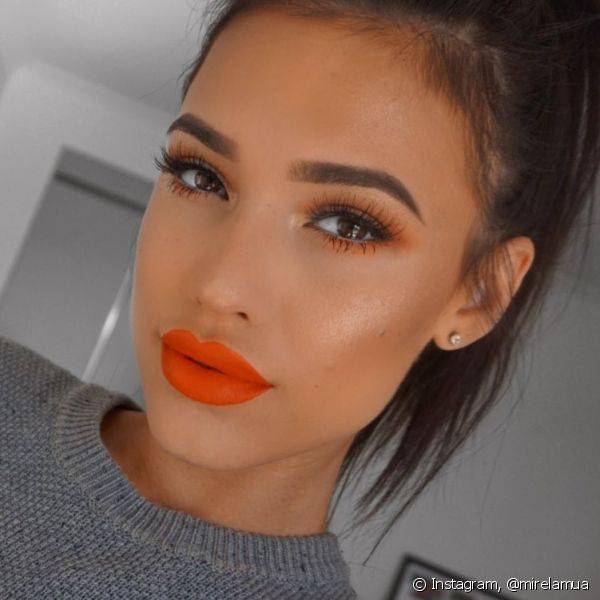 A maquiagem toda laranja fica caprichada para o dia e super real?ada entre as morenas (Foto: Instagram @mirelamua)